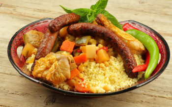 Couscous, poulet, agneau, merguez, carottes, courgettes, navets, pois chiches, poivrons, semoule (mini 10 pers)